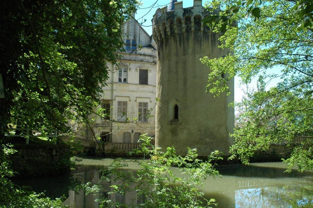Chateau-Hotel De Nieuil Экстерьер фото