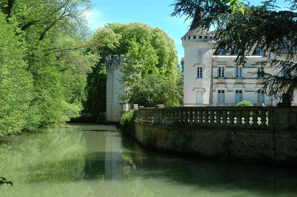 Chateau-Hotel De Nieuil Экстерьер фото