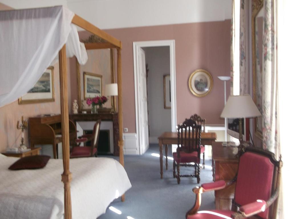 Chateau-Hotel De Nieuil Экстерьер фото