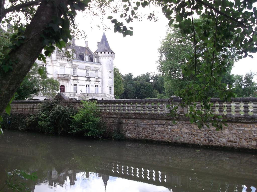 Chateau-Hotel De Nieuil Экстерьер фото